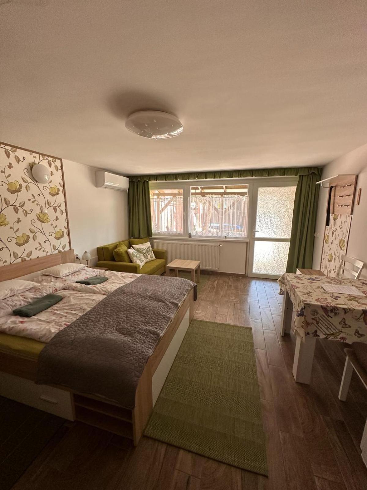 Berc Apartman Эгерсалок Экстерьер фото