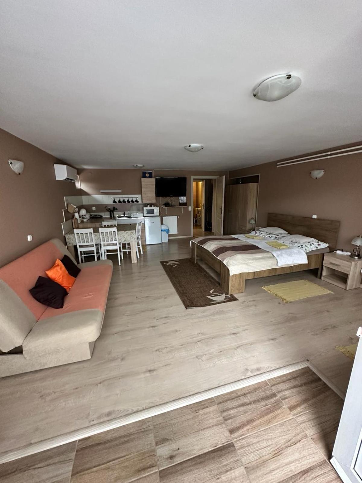Berc Apartman Эгерсалок Экстерьер фото